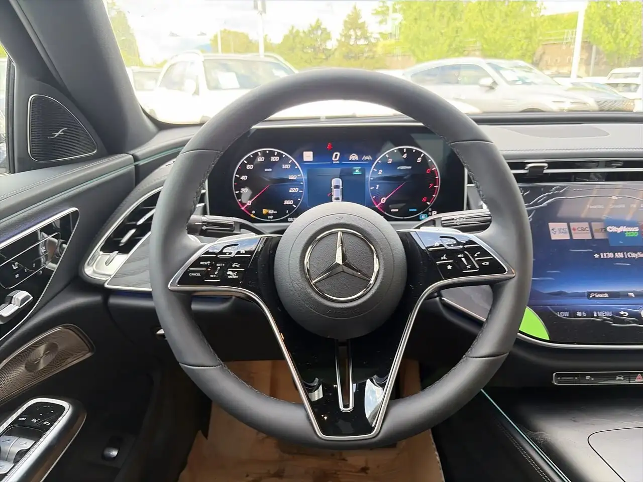 Mercedes-Benz E-Class снимка Mercedes-Benz E-Class