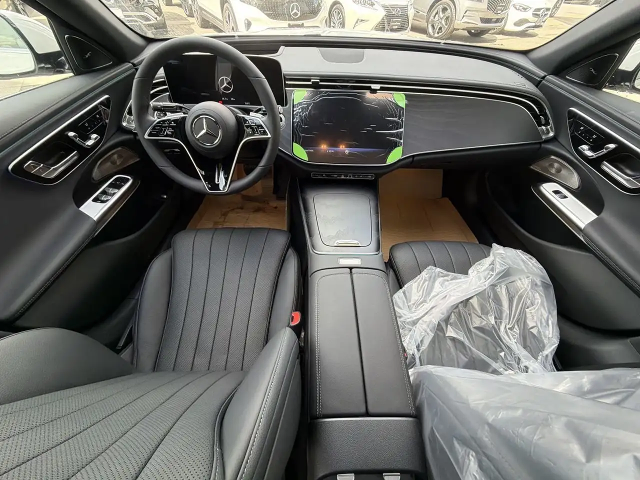 Mercedes-Benz E-Class снимка Mercedes-Benz E-Class