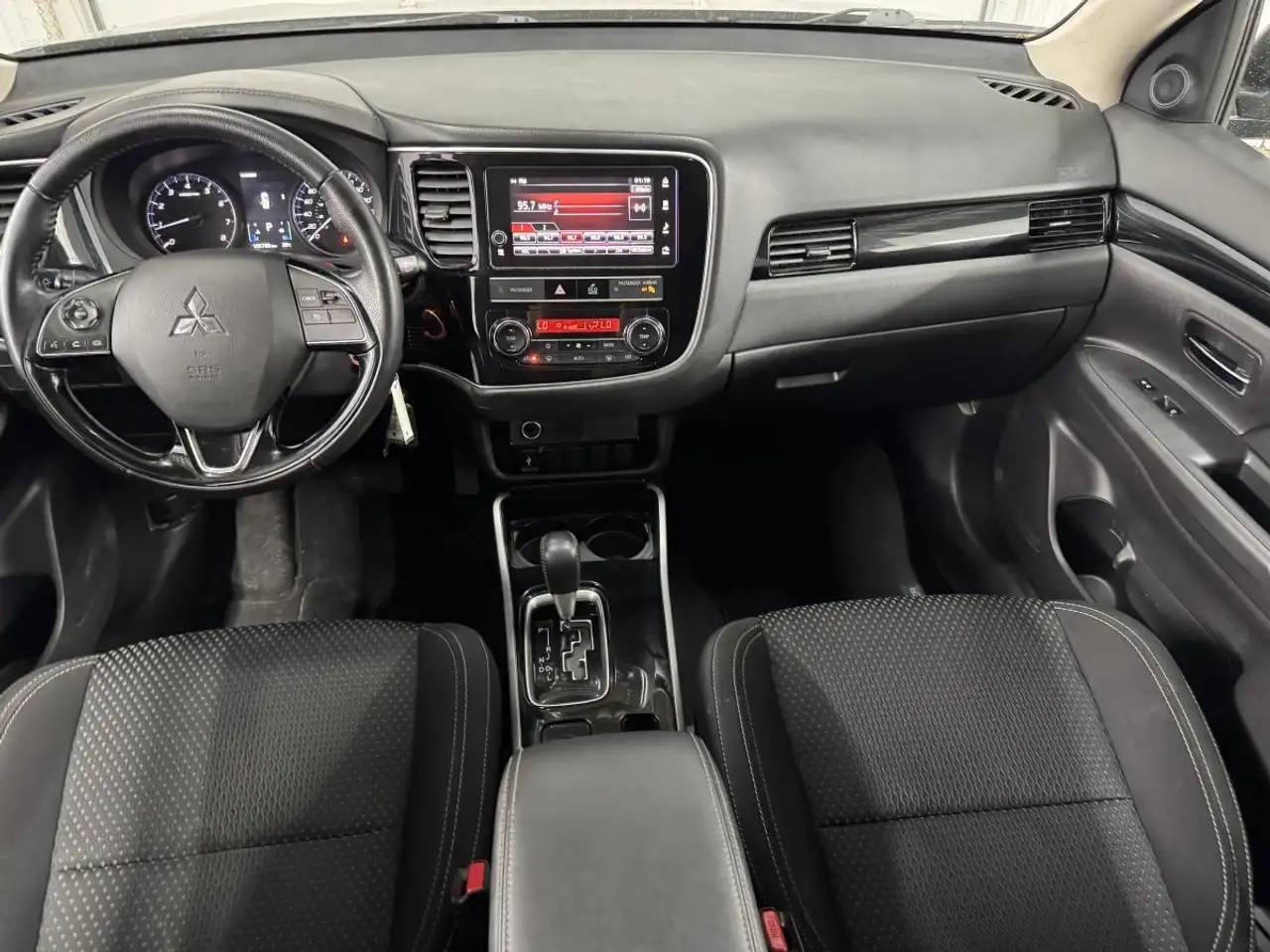Mitsubishi Outlander снимка Mitsubishi Outlander