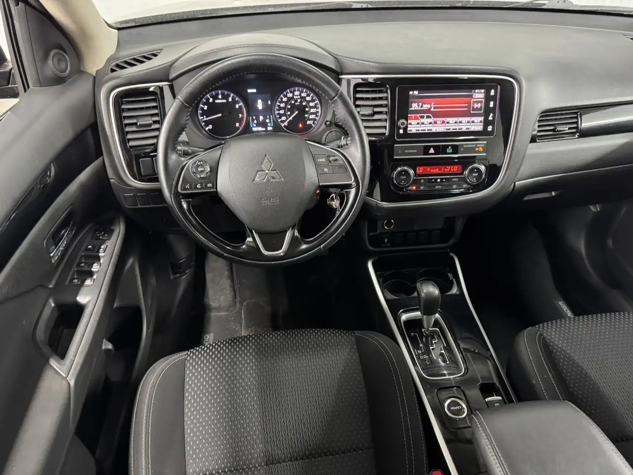 Mitsubishi Outlander снимка Mitsubishi Outlander