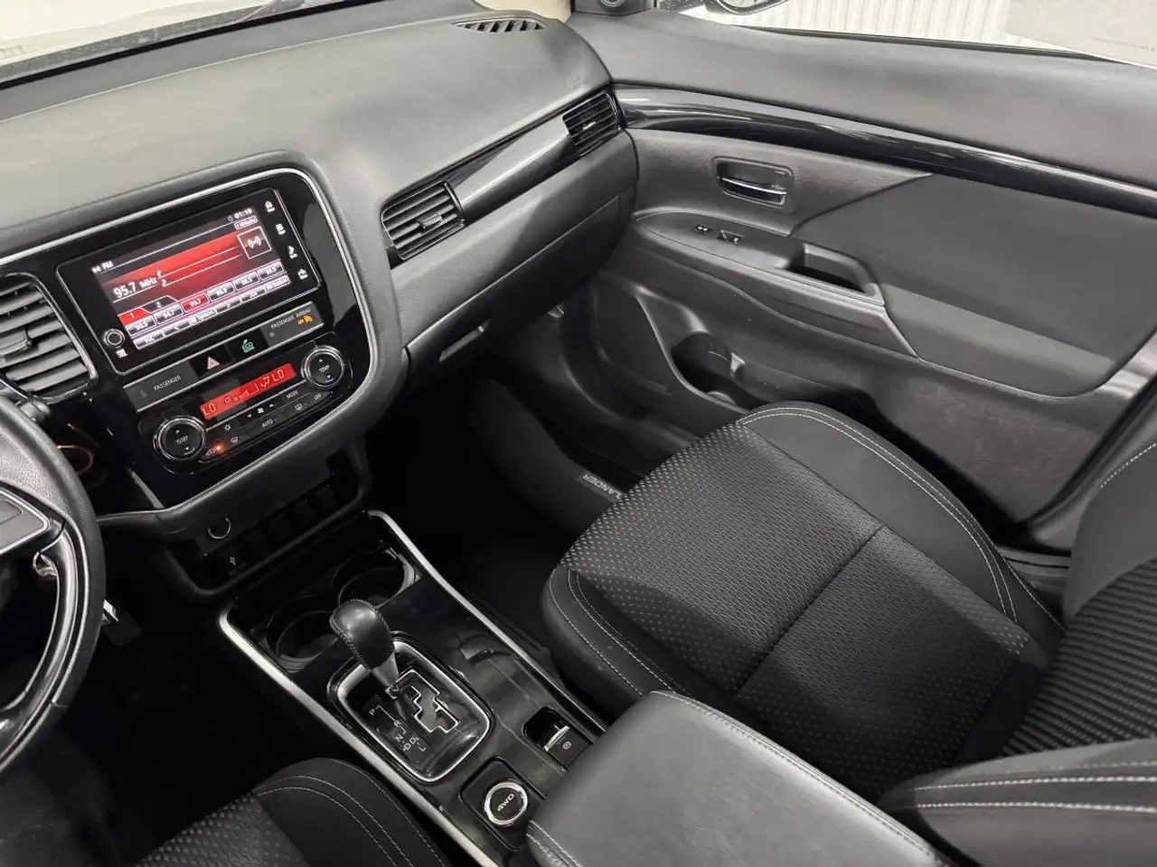 Mitsubishi Outlander снимка Mitsubishi Outlander