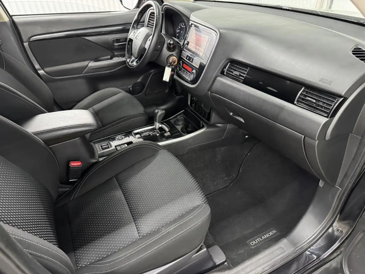Mitsubishi Outlander снимка Mitsubishi Outlander