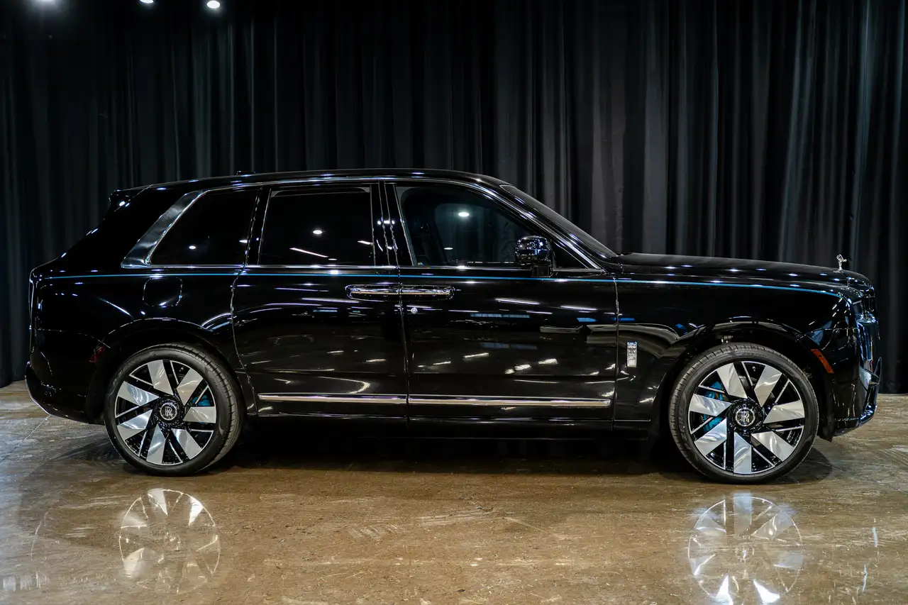 Rolls-Royce Cullinan снимка Rolls-Royce Cullinan