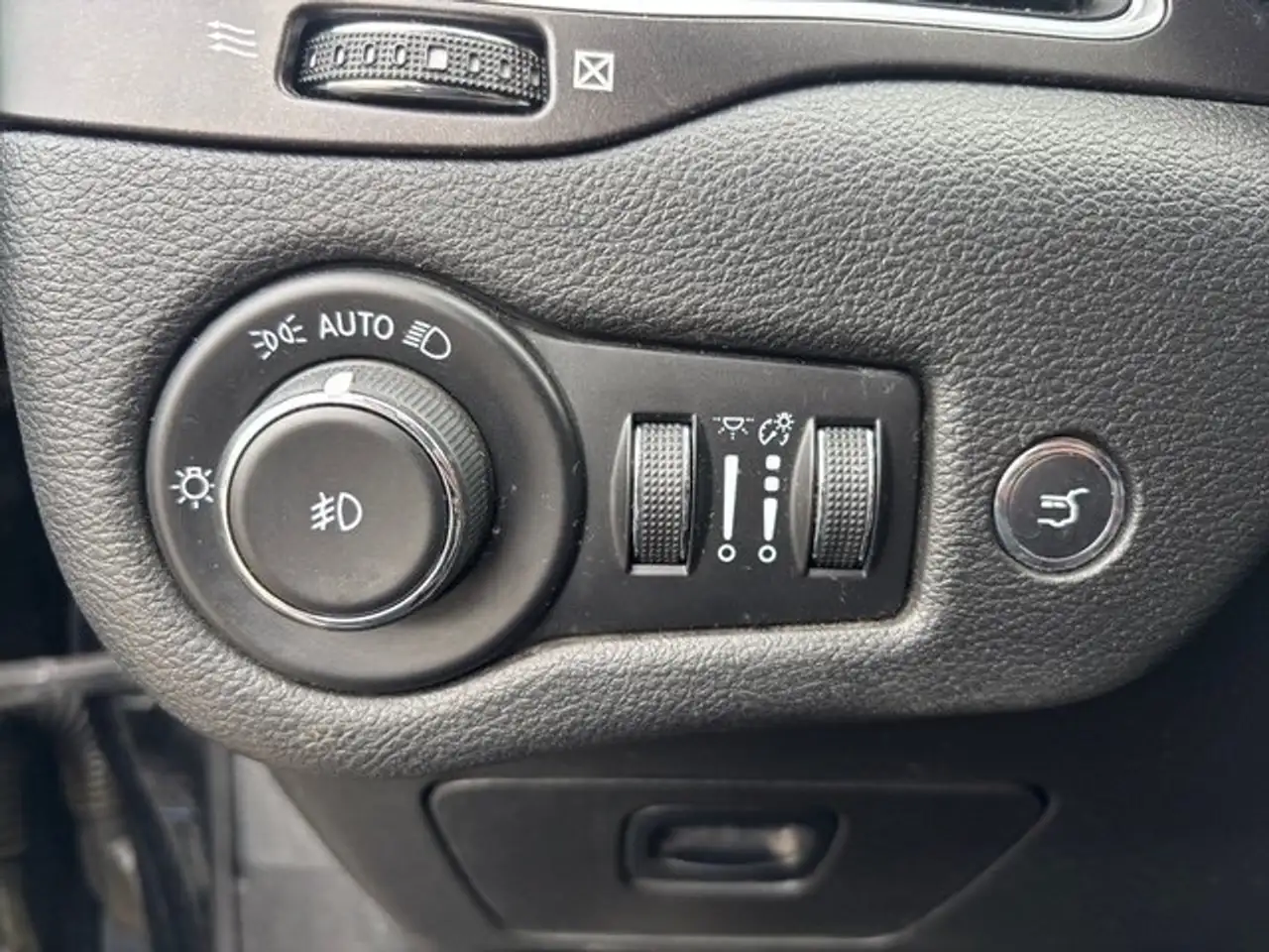 Jeep Cherokee снимка Jeep Cherokee