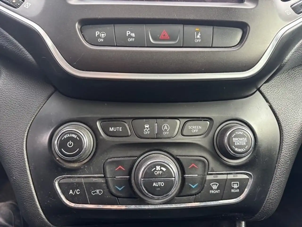 Jeep Cherokee снимка Jeep Cherokee