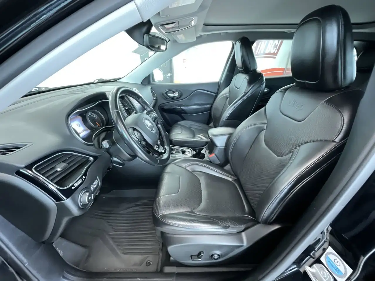 Jeep Cherokee снимка Jeep Cherokee