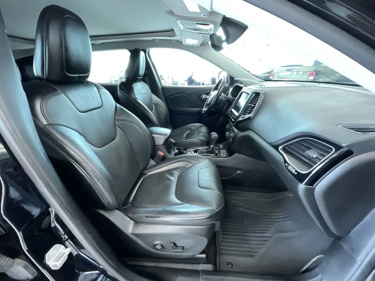 Jeep Cherokee снимка Jeep Cherokee