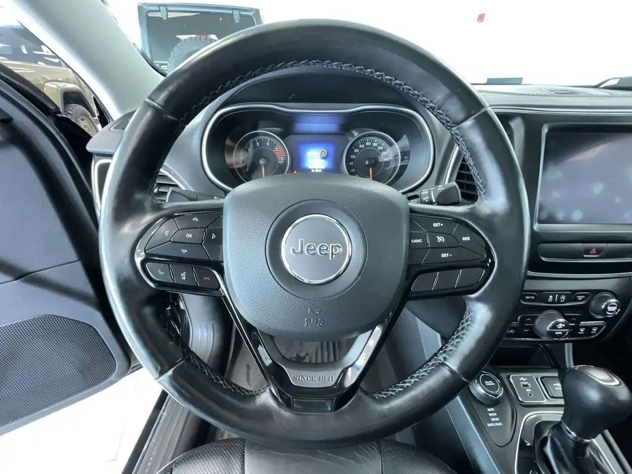 Jeep Cherokee снимка Jeep Cherokee