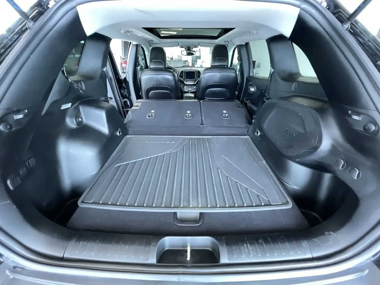 Jeep Cherokee снимка Jeep Cherokee