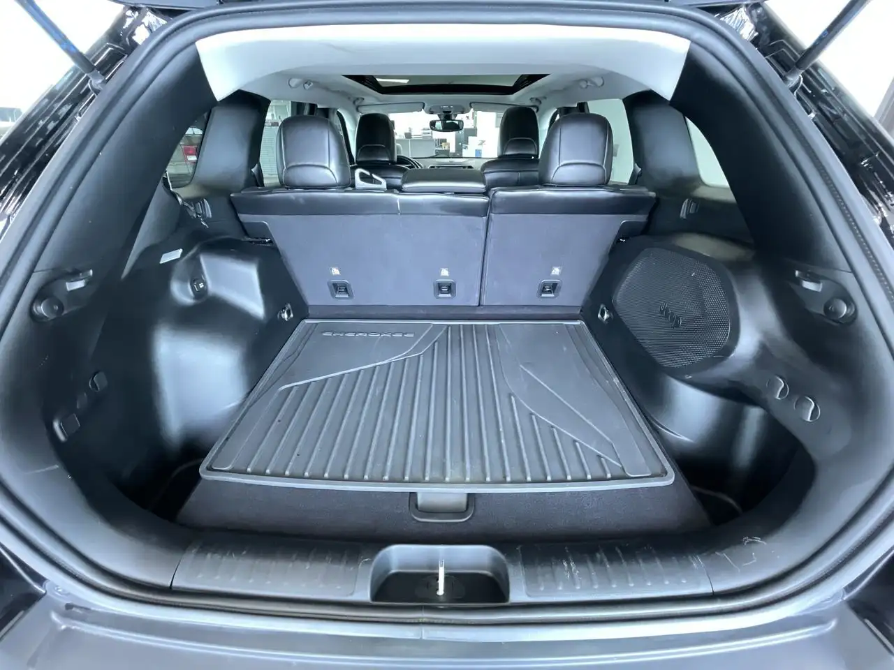 Jeep Cherokee снимка Jeep Cherokee