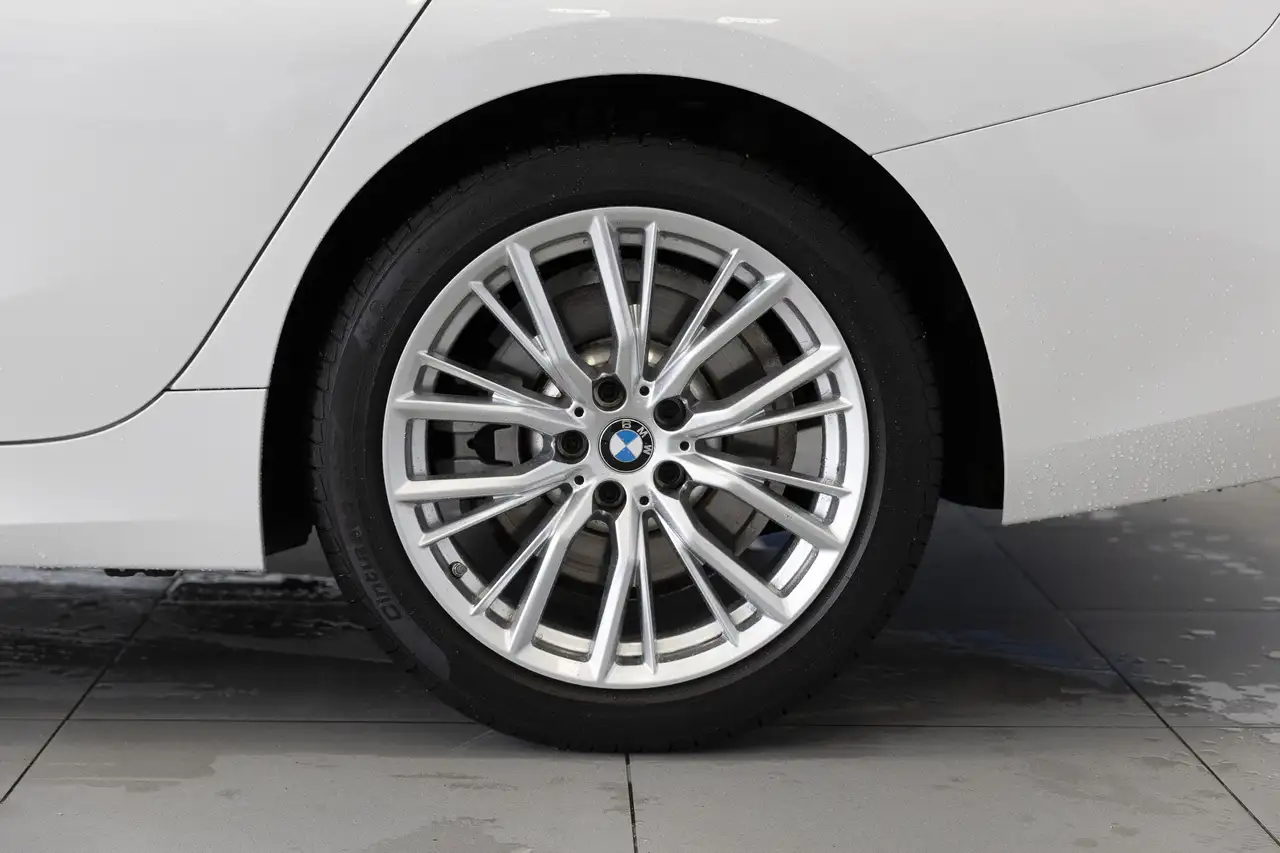 BMW 3 Series снимка BMW 3 Series