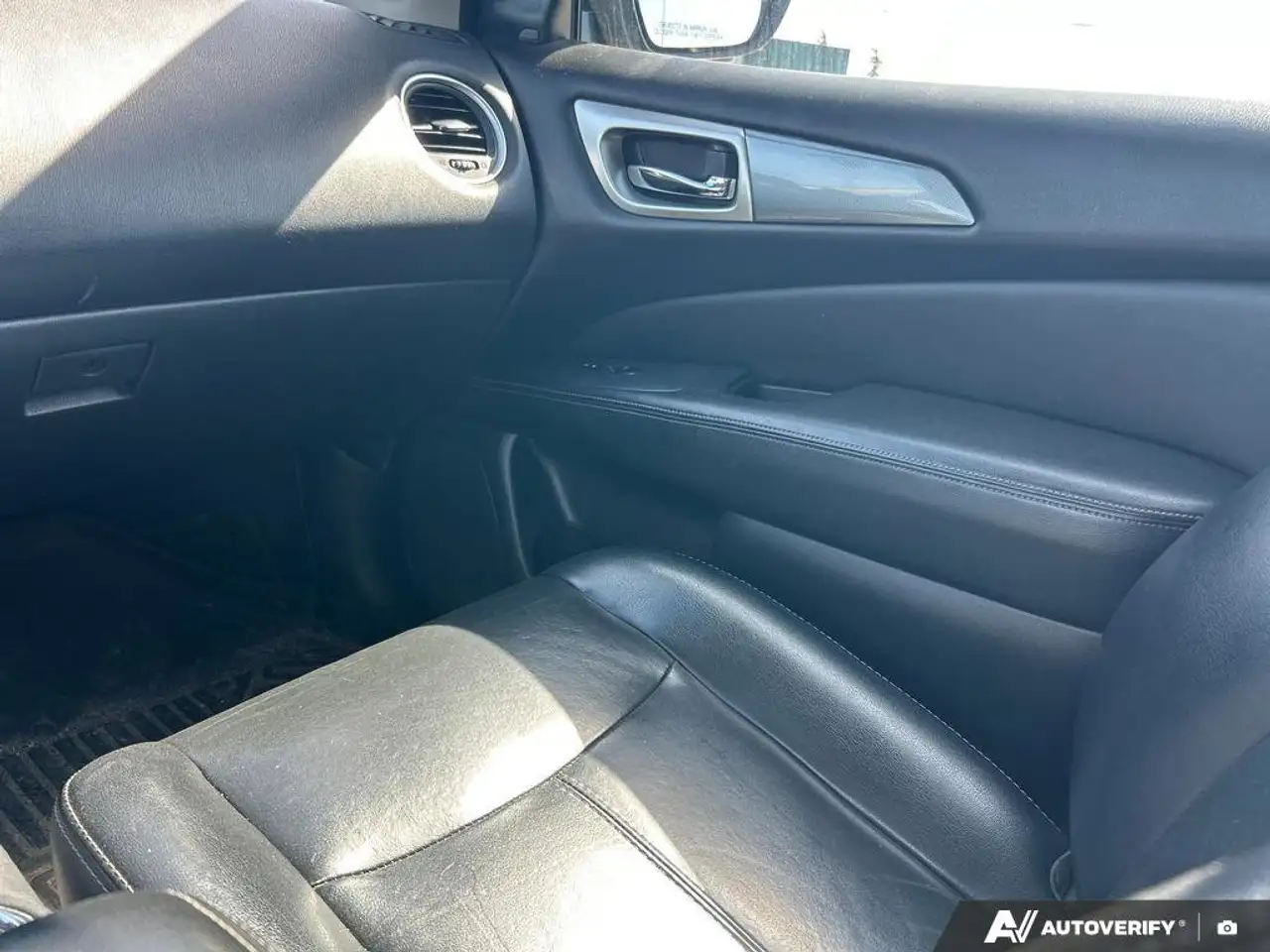 Nissan Pathfinder photo Nissan Pathfinder