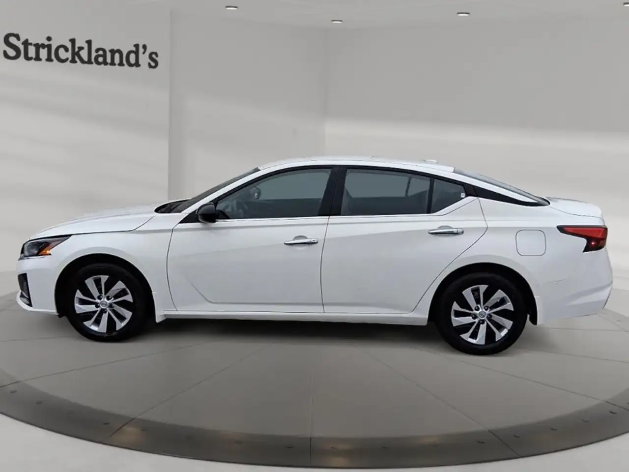 Nissan Altima снимка Nissan Altima