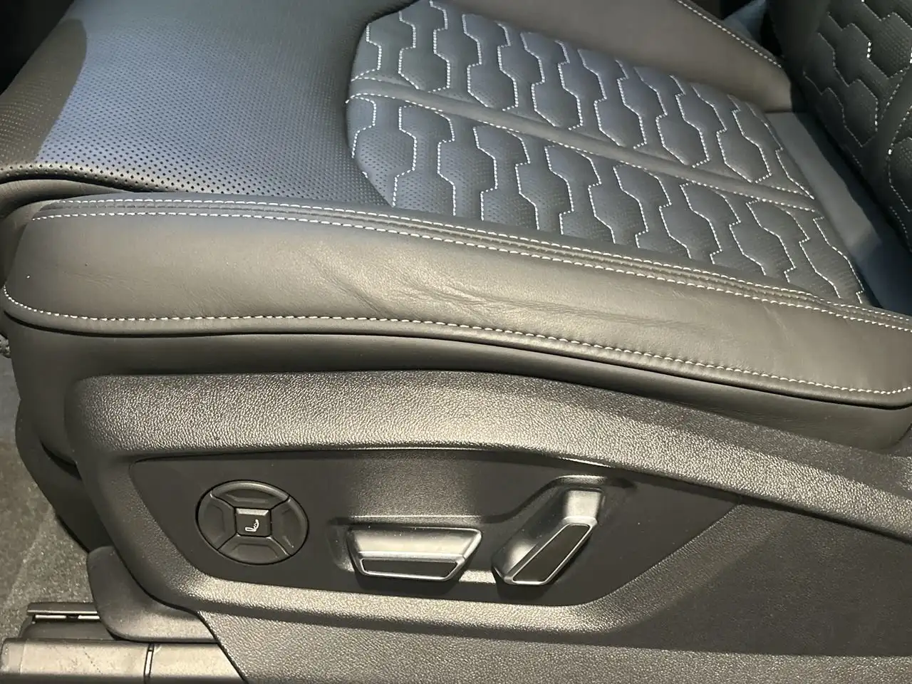 Audi RS Q8 снимка Audi RS Q8