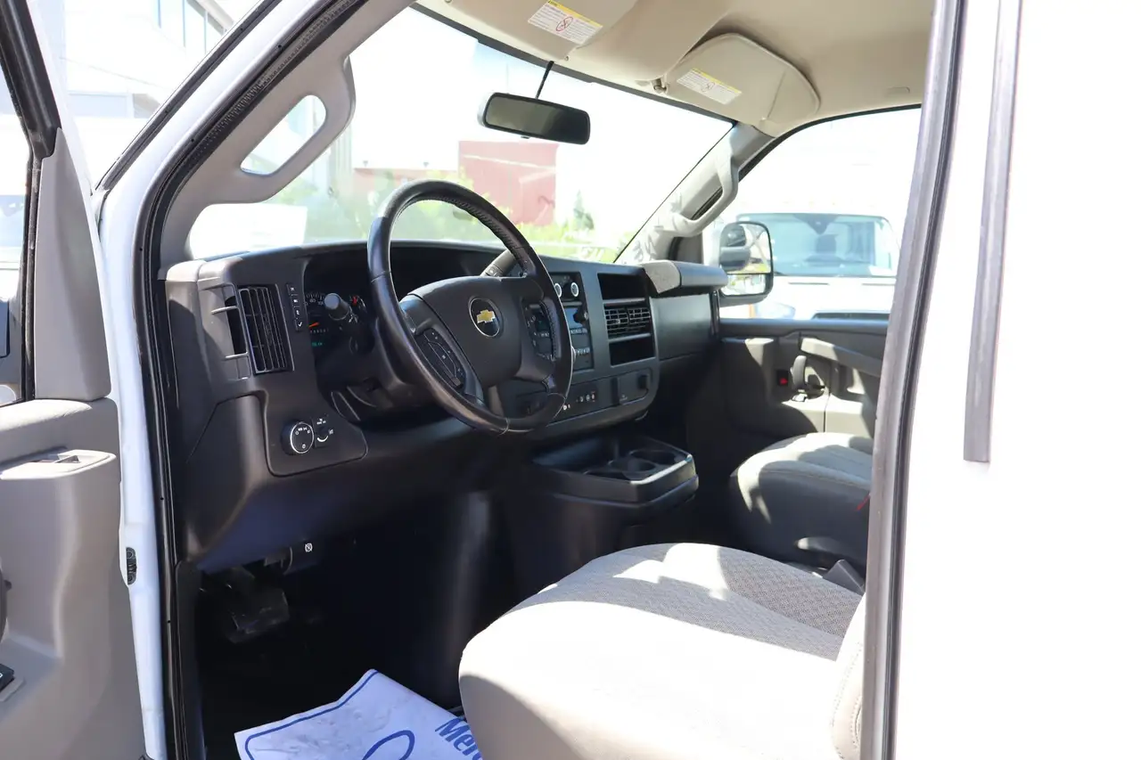 Chevrolet Express 2500 photo Chevrolet Express 2500