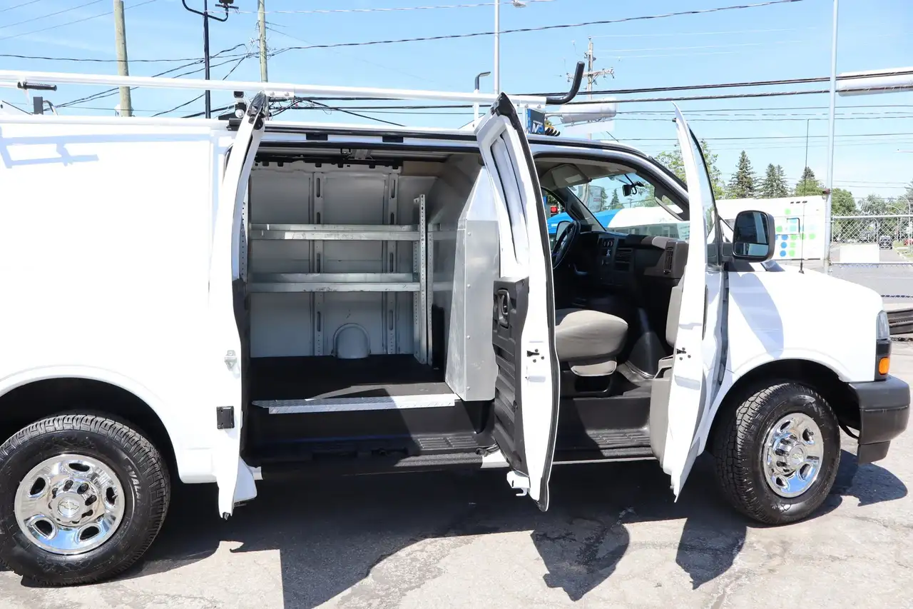 Chevrolet Express 2500 photo Chevrolet Express 2500