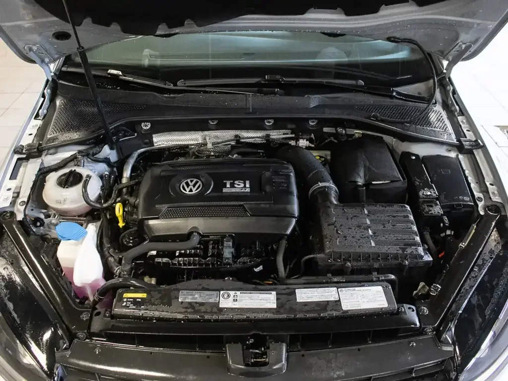 Volkswagen Golf R photo Volkswagen Golf R