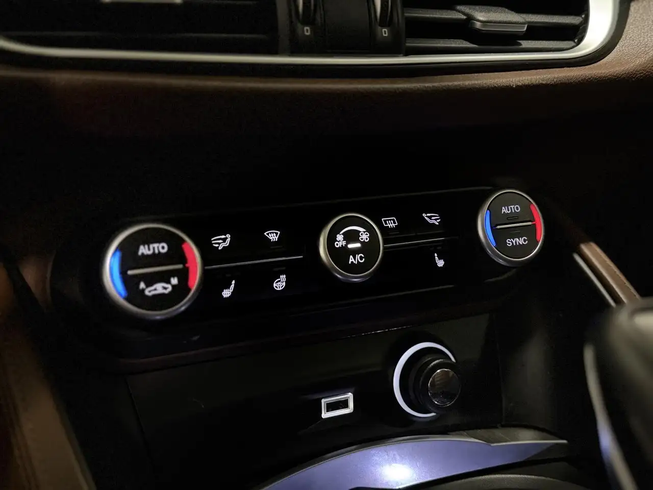 Alfa Romeo Stelvio photo Alfa Romeo Stelvio