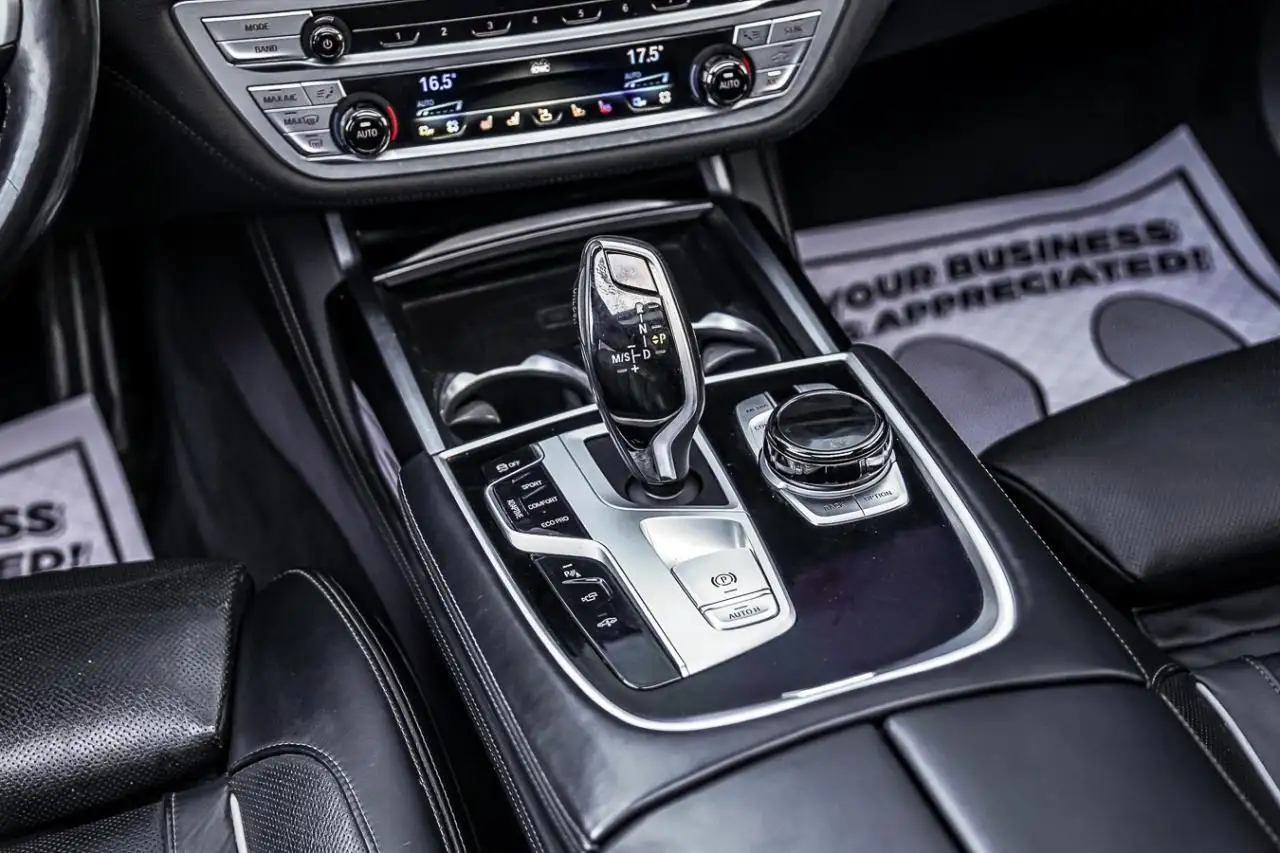 BMW 7 Series снимка BMW 7 Series