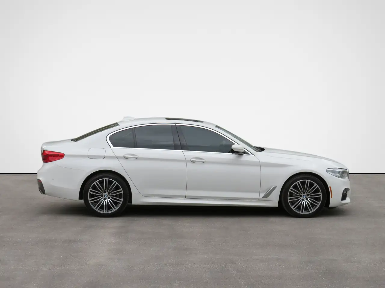 BMW 5 Series снимка BMW 5 Series