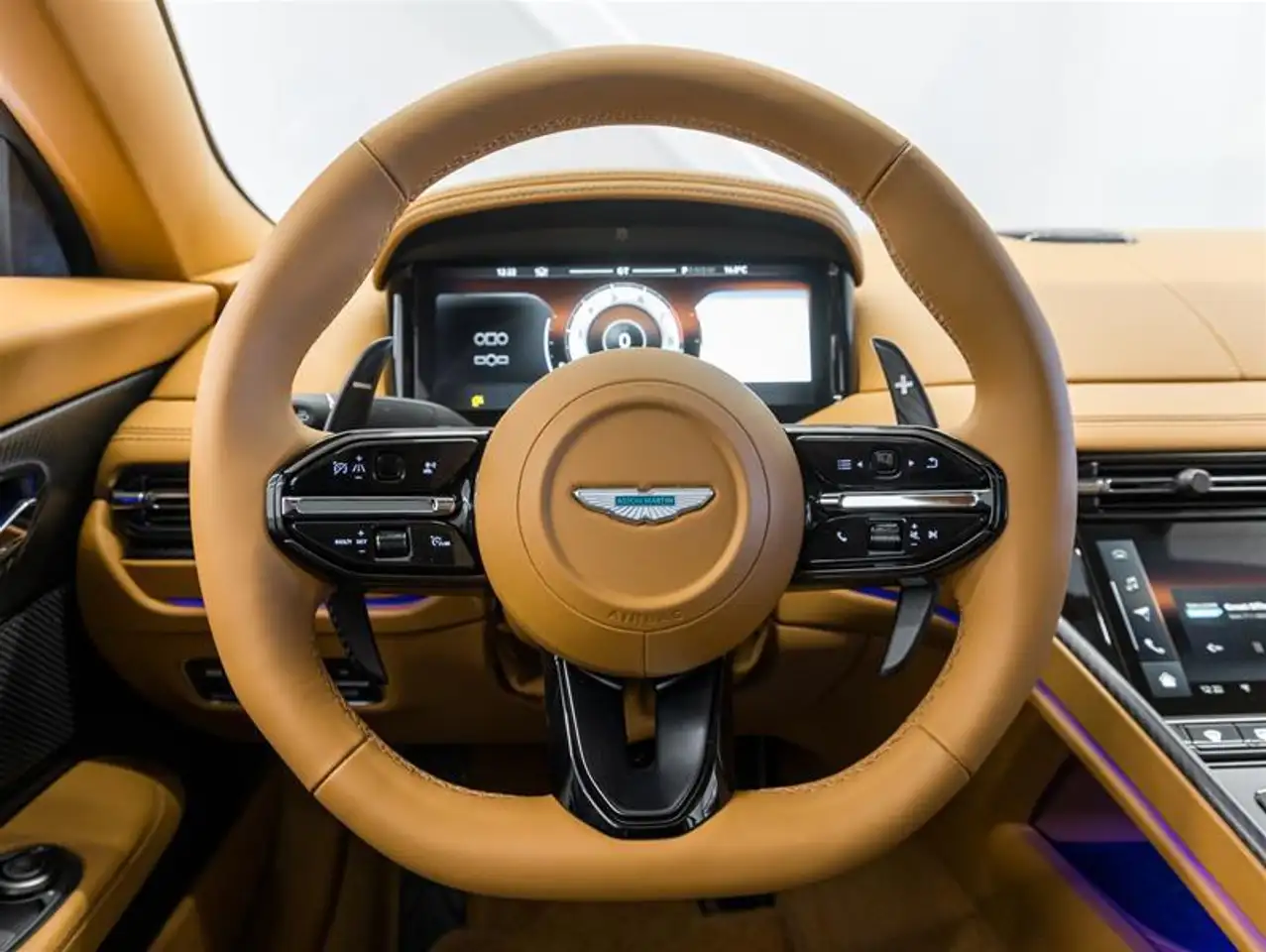 Aston Martin DB12 снимка Aston Martin DB12