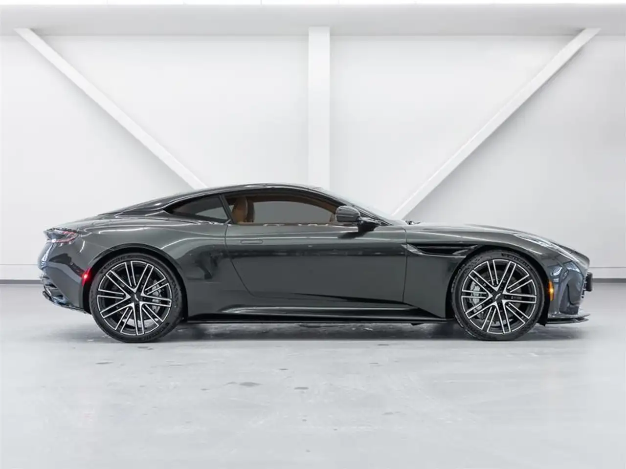 Aston Martin DB12 снимка Aston Martin DB12