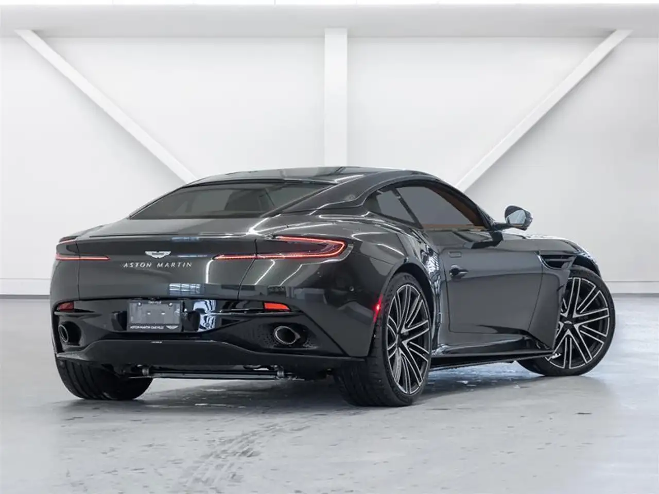 Aston Martin DB12 снимка Aston Martin DB12