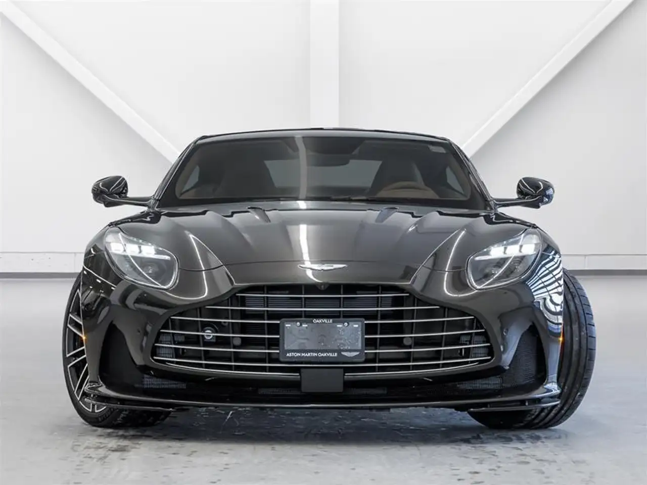 Aston Martin DB12 снимка Aston Martin DB12