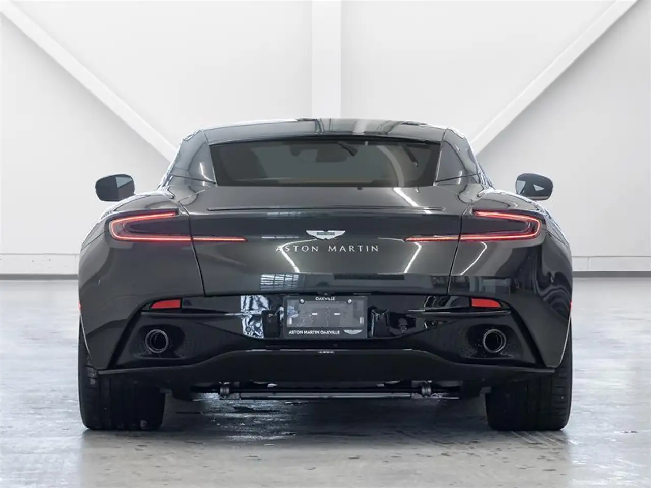 Aston Martin DB12 снимка Aston Martin DB12