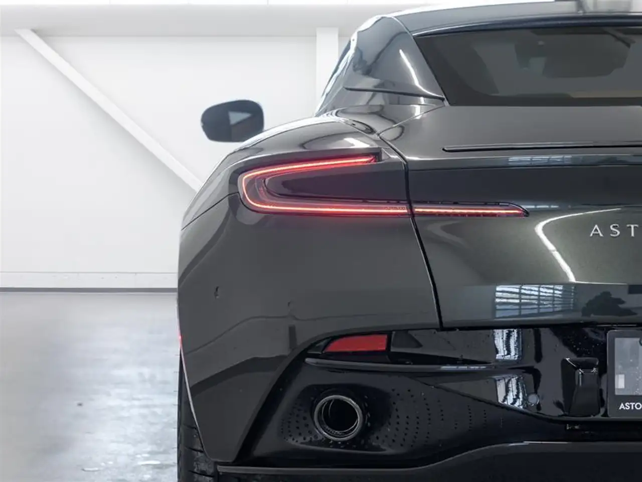 Aston Martin DB12 снимка Aston Martin DB12
