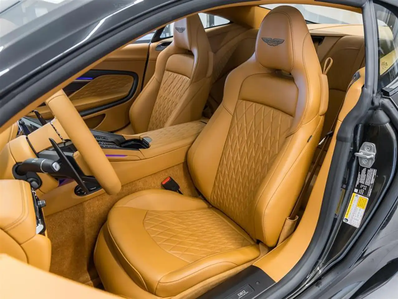 Aston Martin DB12 снимка Aston Martin DB12