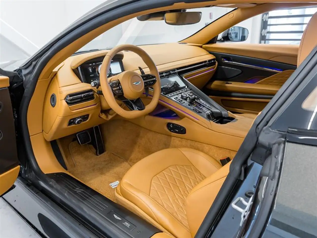 Aston Martin DB12 снимка Aston Martin DB12