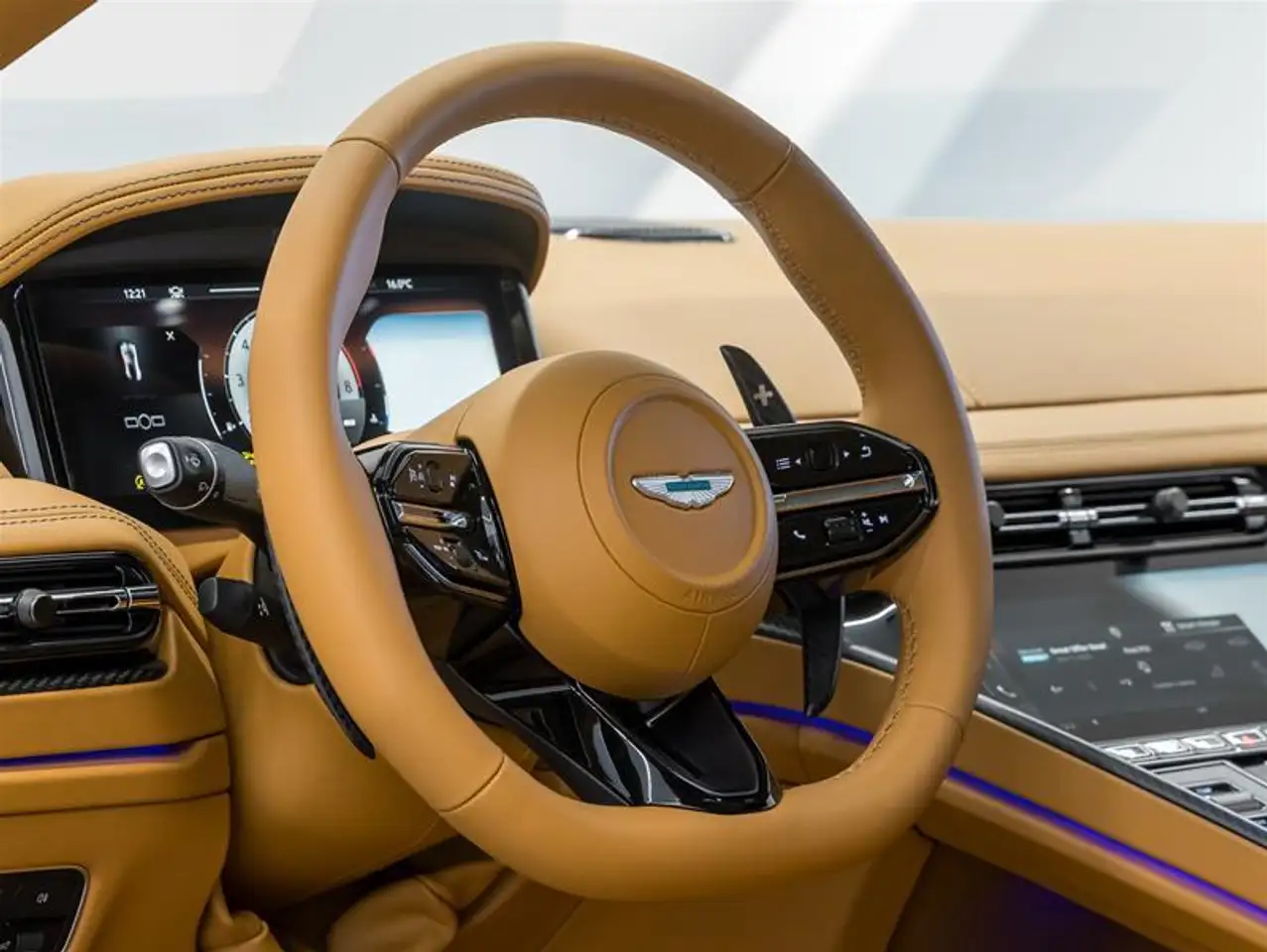 Aston Martin DB12 снимка Aston Martin DB12