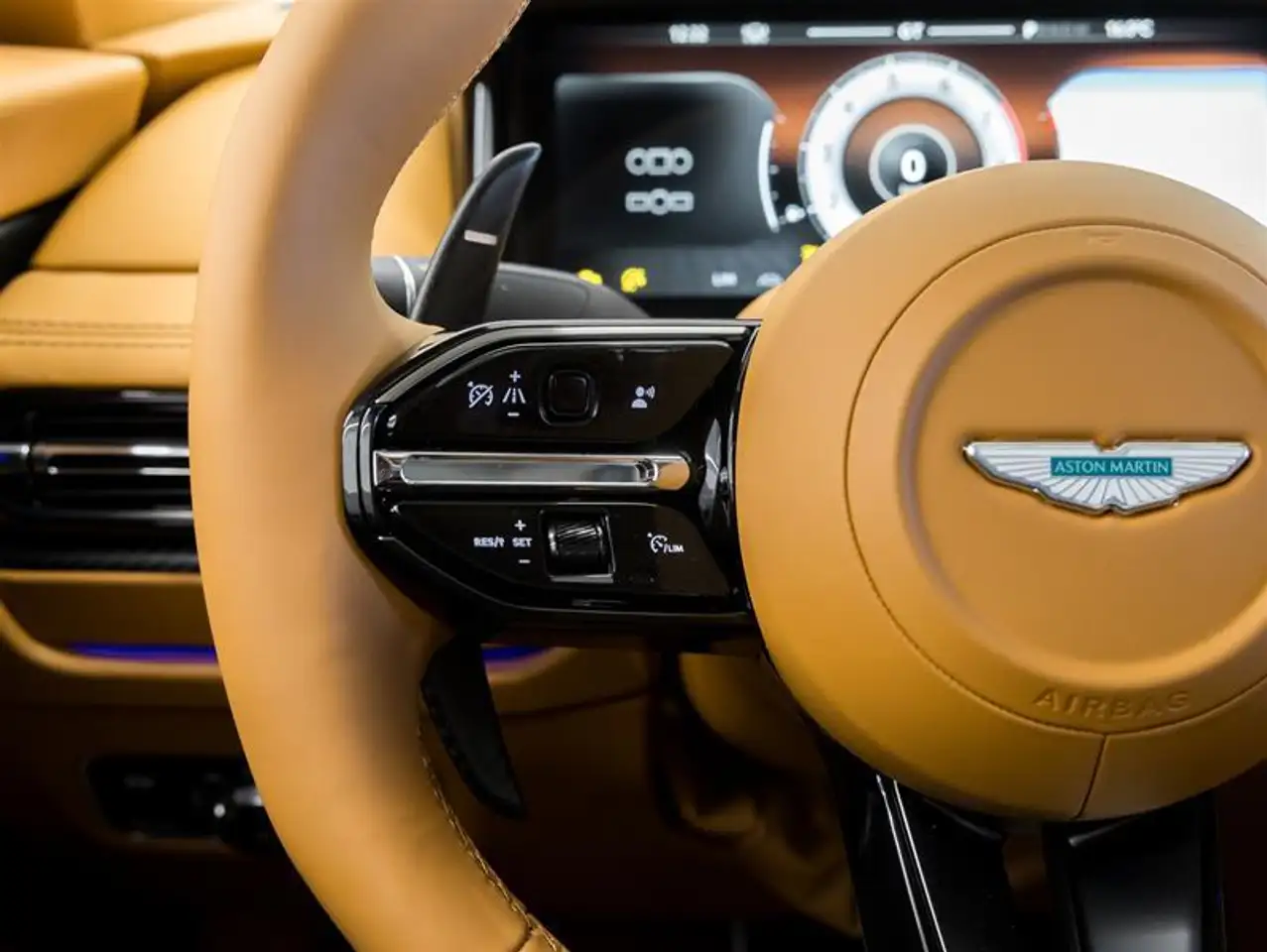 Aston Martin DB12 снимка Aston Martin DB12
