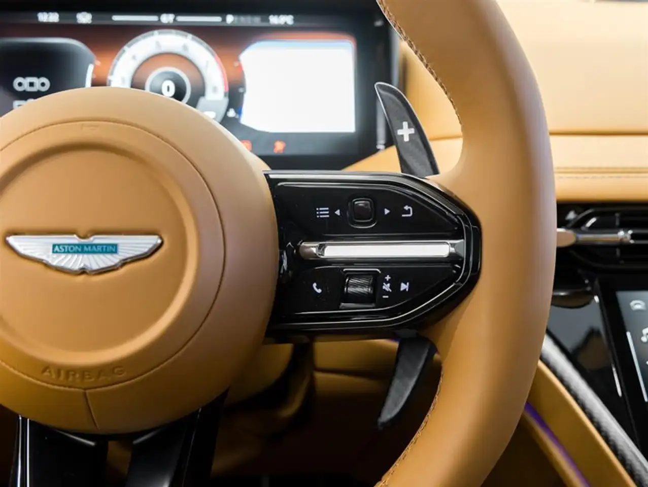 Aston Martin DB12 снимка Aston Martin DB12