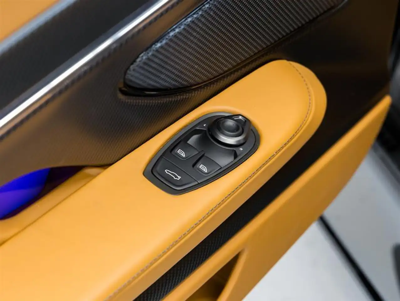 Aston Martin DB12 снимка Aston Martin DB12