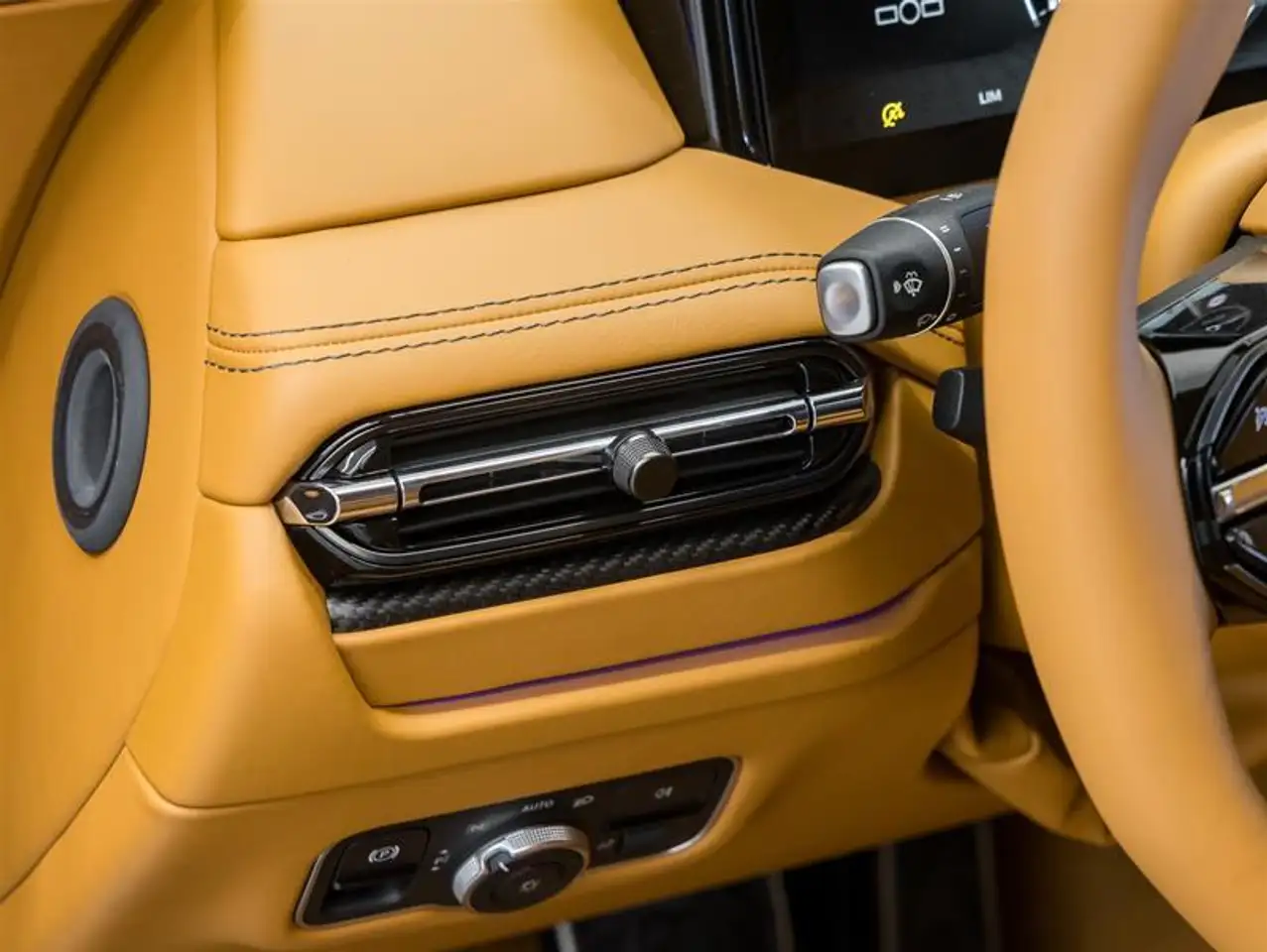 Aston Martin DB12 снимка Aston Martin DB12