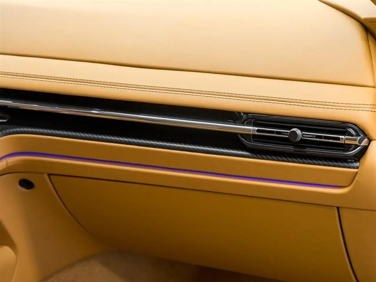 Aston Martin DB12 снимка Aston Martin DB12