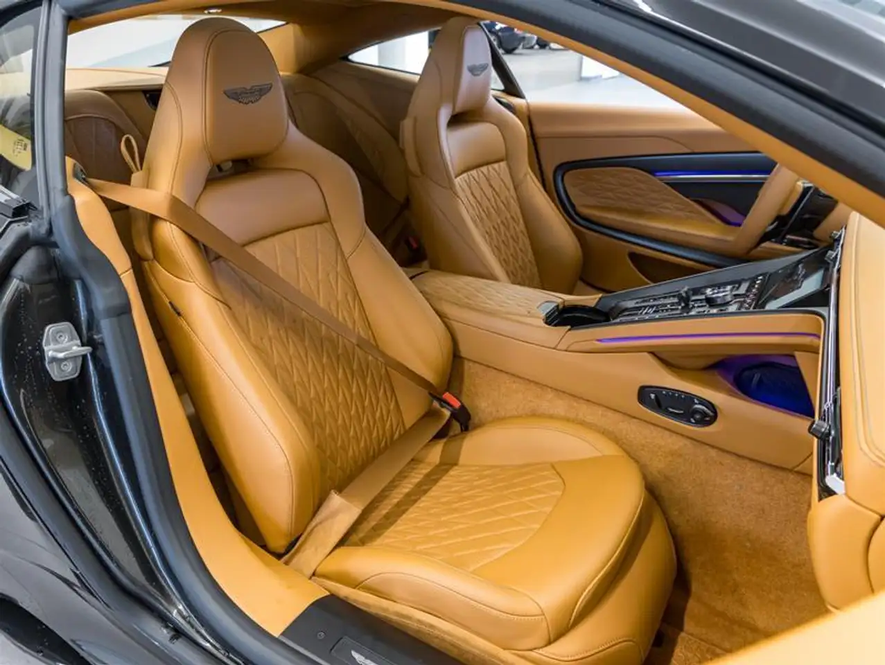 Aston Martin DB12 снимка Aston Martin DB12