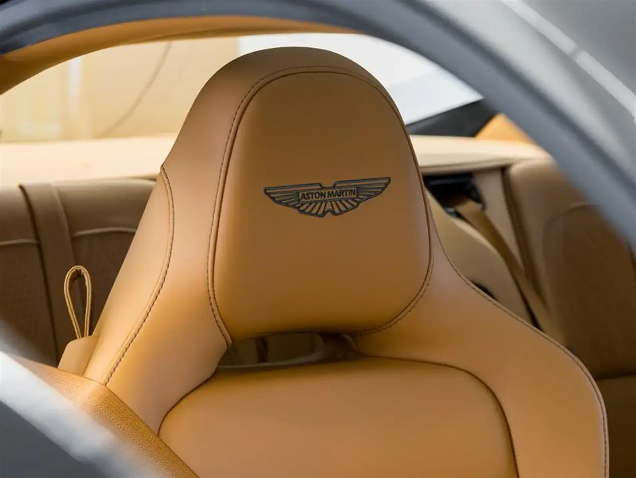 Aston Martin DB12 снимка Aston Martin DB12