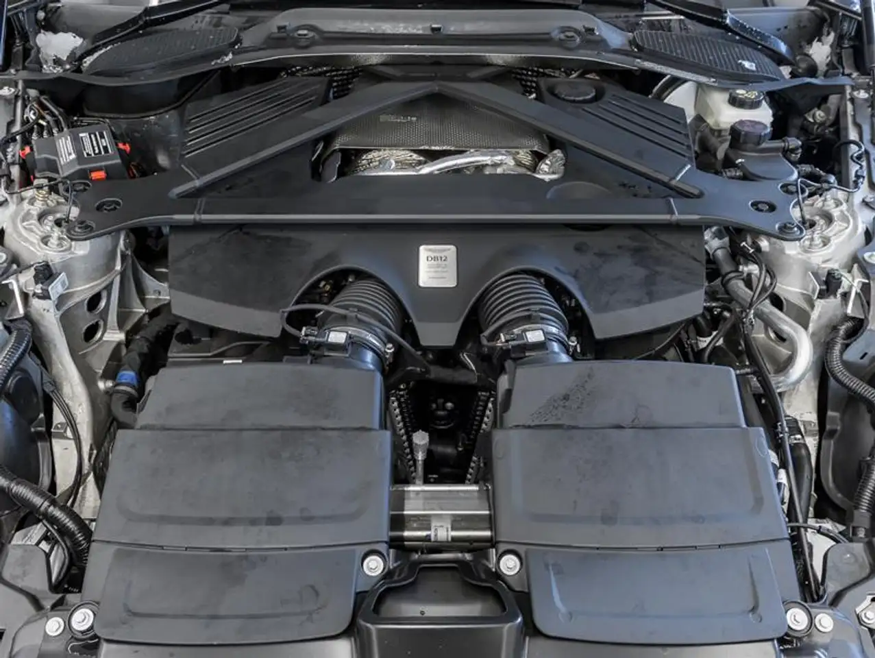 Aston Martin DB12 снимка Aston Martin DB12