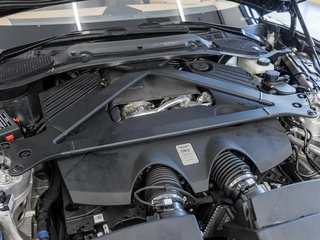 Aston Martin DB12 снимка Aston Martin DB12