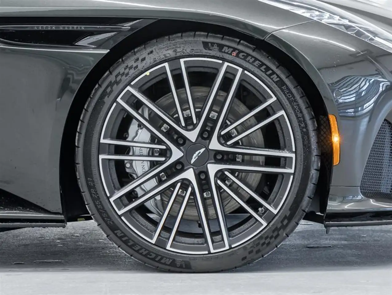 Aston Martin DB12 снимка Aston Martin DB12