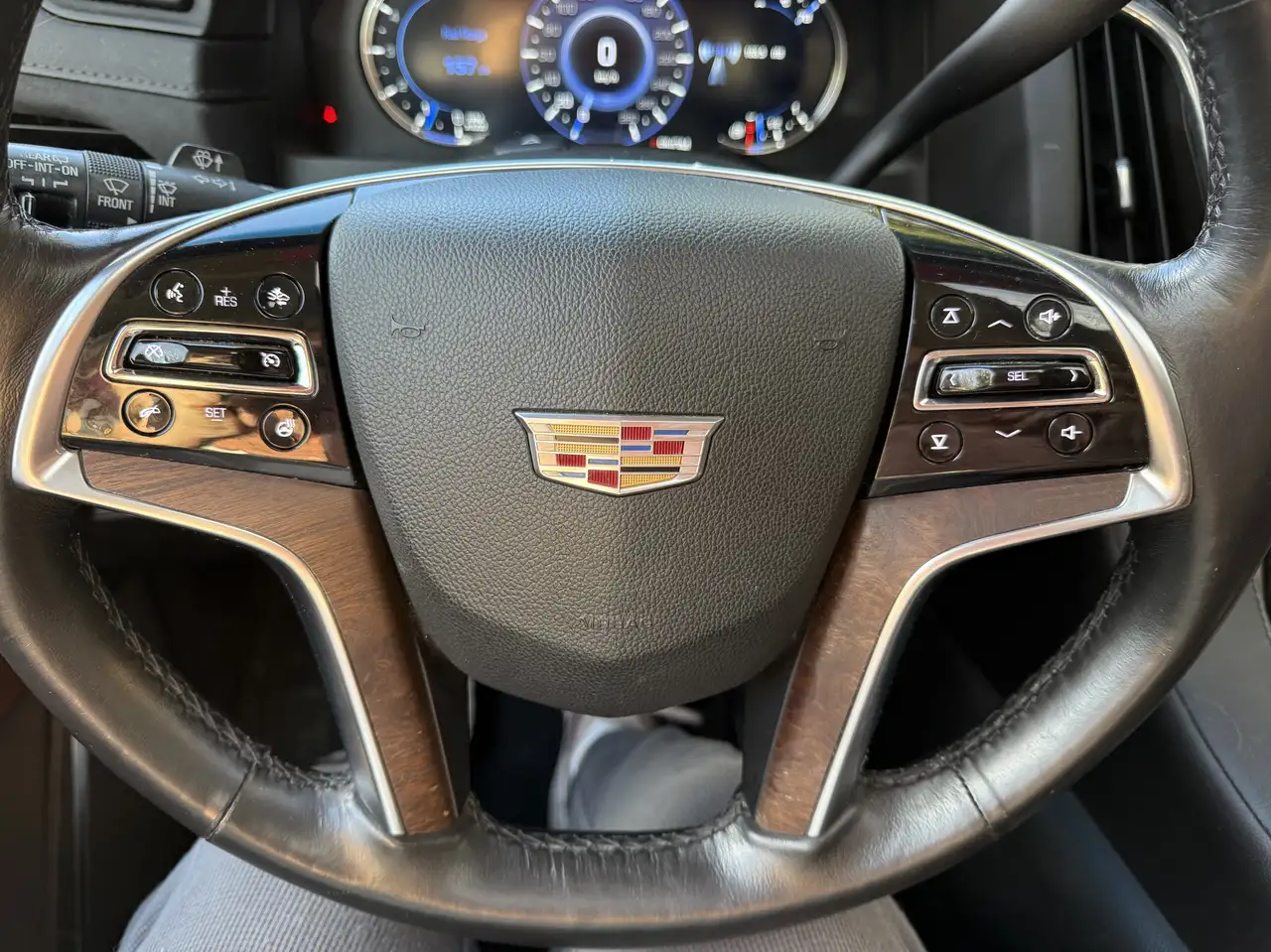 Cadillac Escalade снимка Cadillac Escalade
