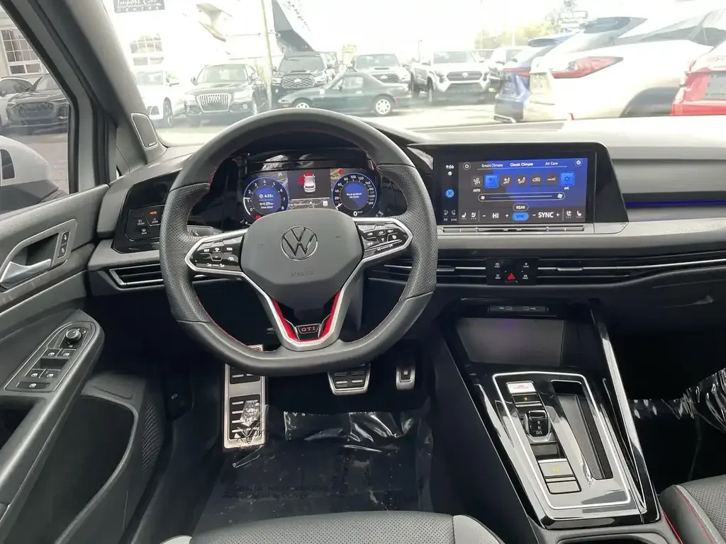 Volkswagen Golf GTI снимка Volkswagen Golf GTI