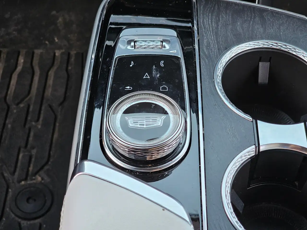 Cadillac Lyriq снимка Cadillac Lyriq