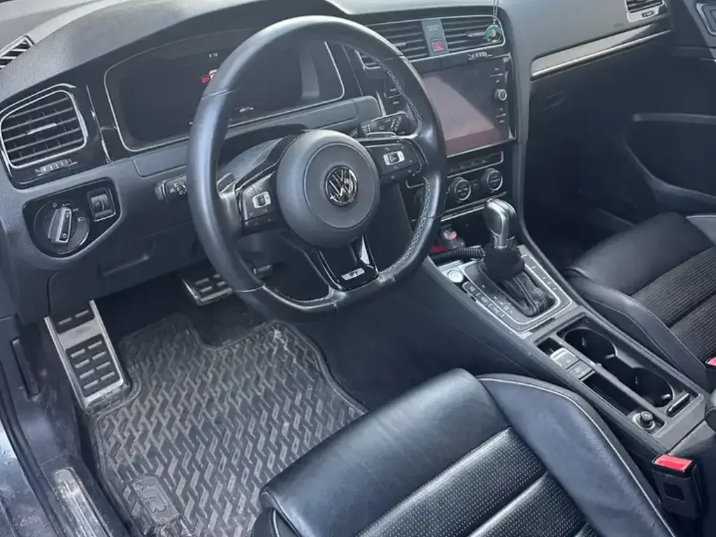Volkswagen Golf R снимка Volkswagen Golf R