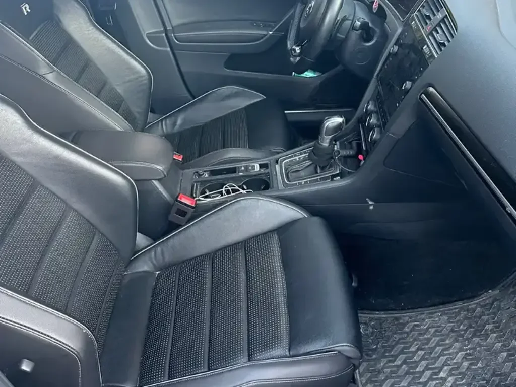 Volkswagen Golf R снимка Volkswagen Golf R