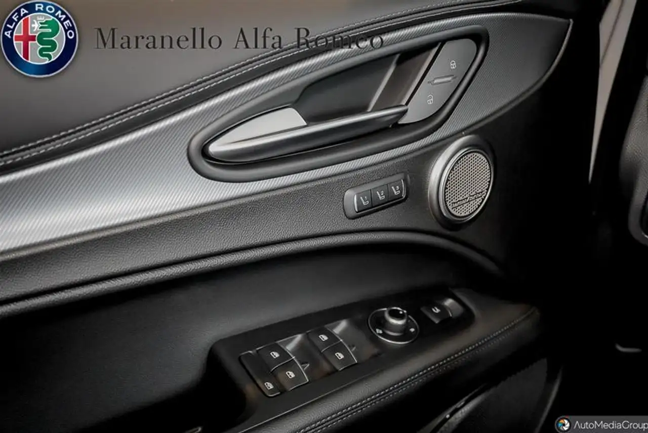 Alfa Romeo Stelvio снимка Alfa Romeo Stelvio