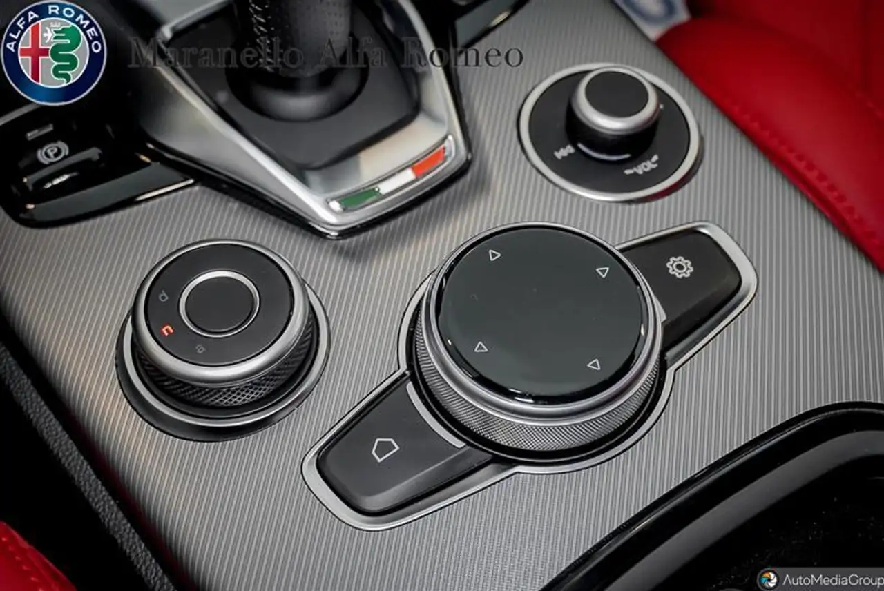 Alfa Romeo Stelvio снимка Alfa Romeo Stelvio